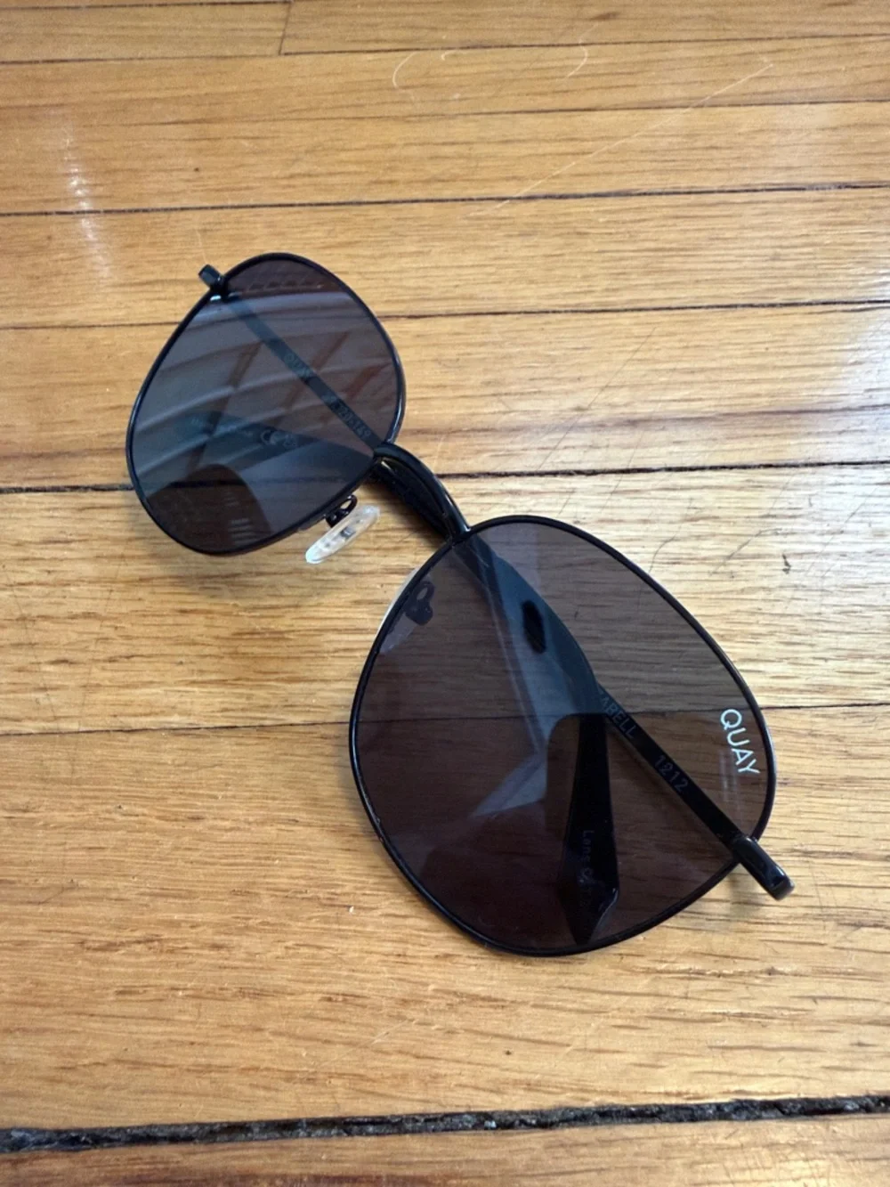 quay jezabell style all black sunglasses - Picture 2 of 5